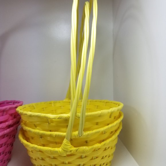 Set of 9 ester Basket's plastic and wire 6" bottom, 8 1/4" upper rim 12.5" Heigh - Picture 9 of 13